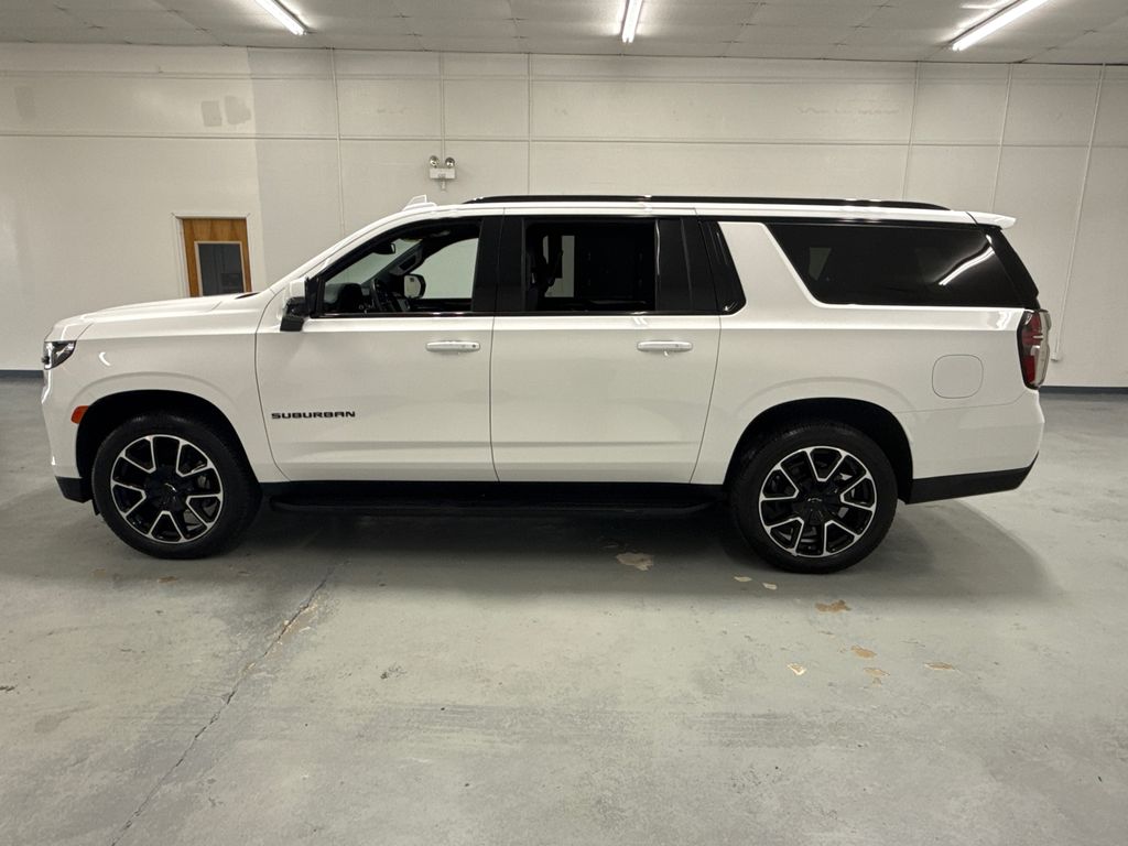 2024 Chevrolet Suburban RST photo 3