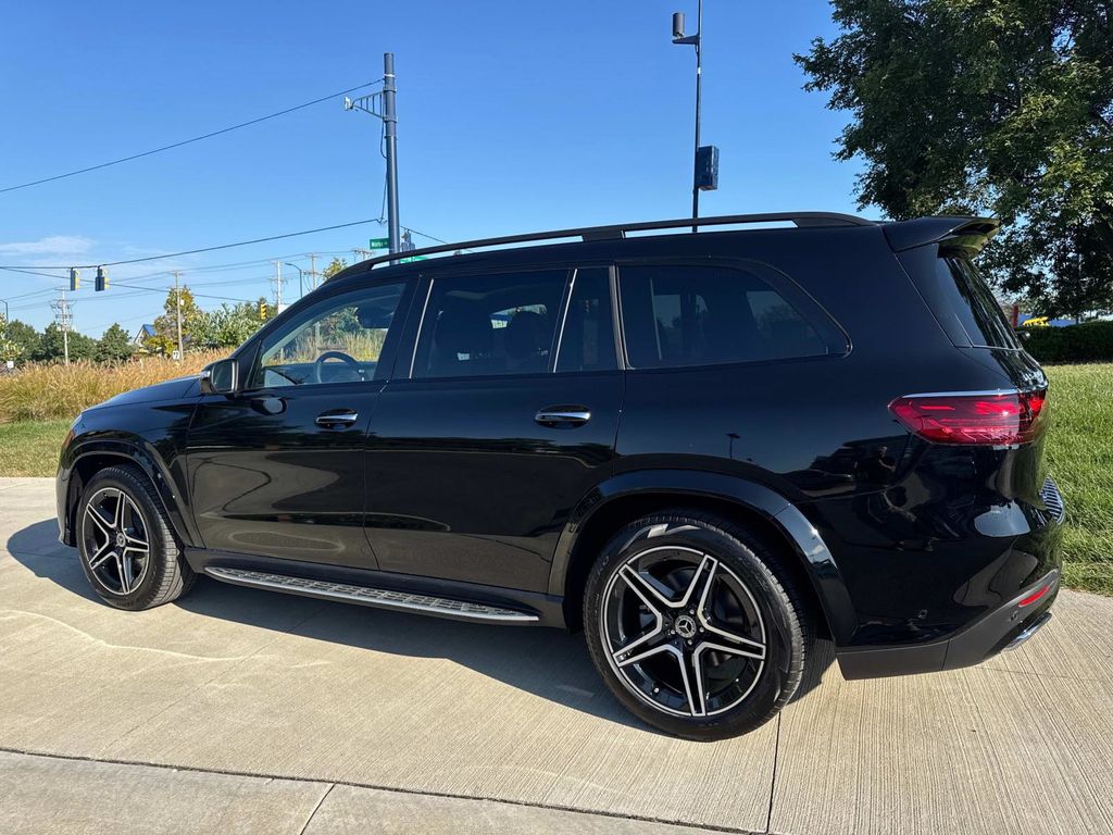 2026 Mercedes Benz GLS 450 4MATIC photo 3