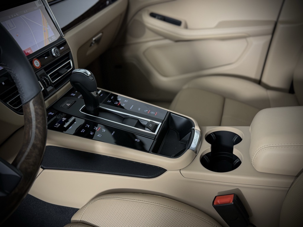 2025 Porsche Macan T photo 21