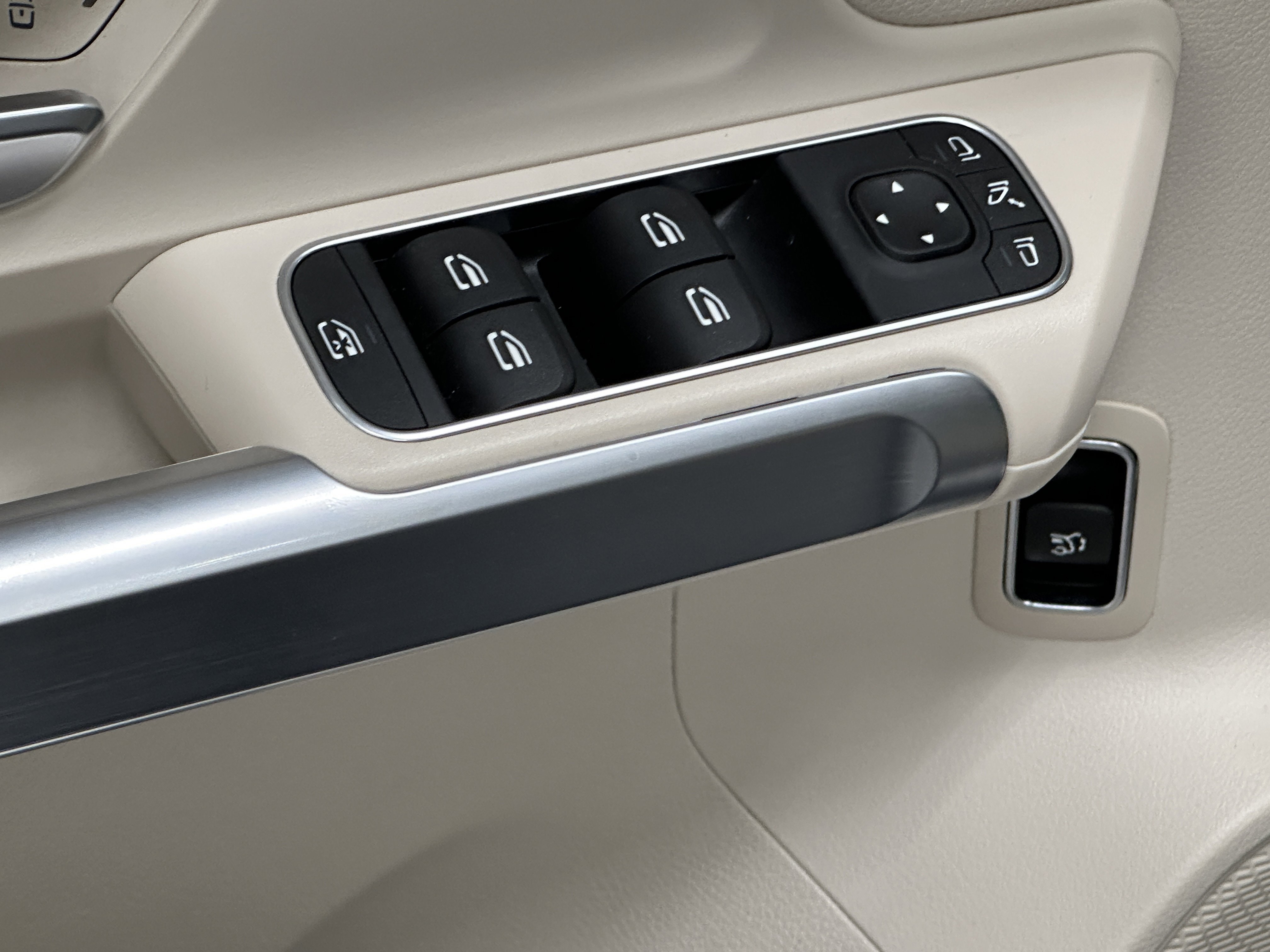 2024 Mercedes Benz GLB 250 photo 7