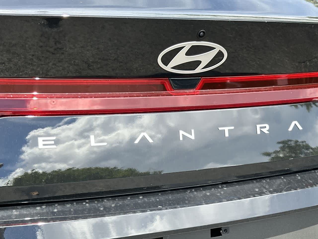 2025 Hyundai Elantra SE photo 9