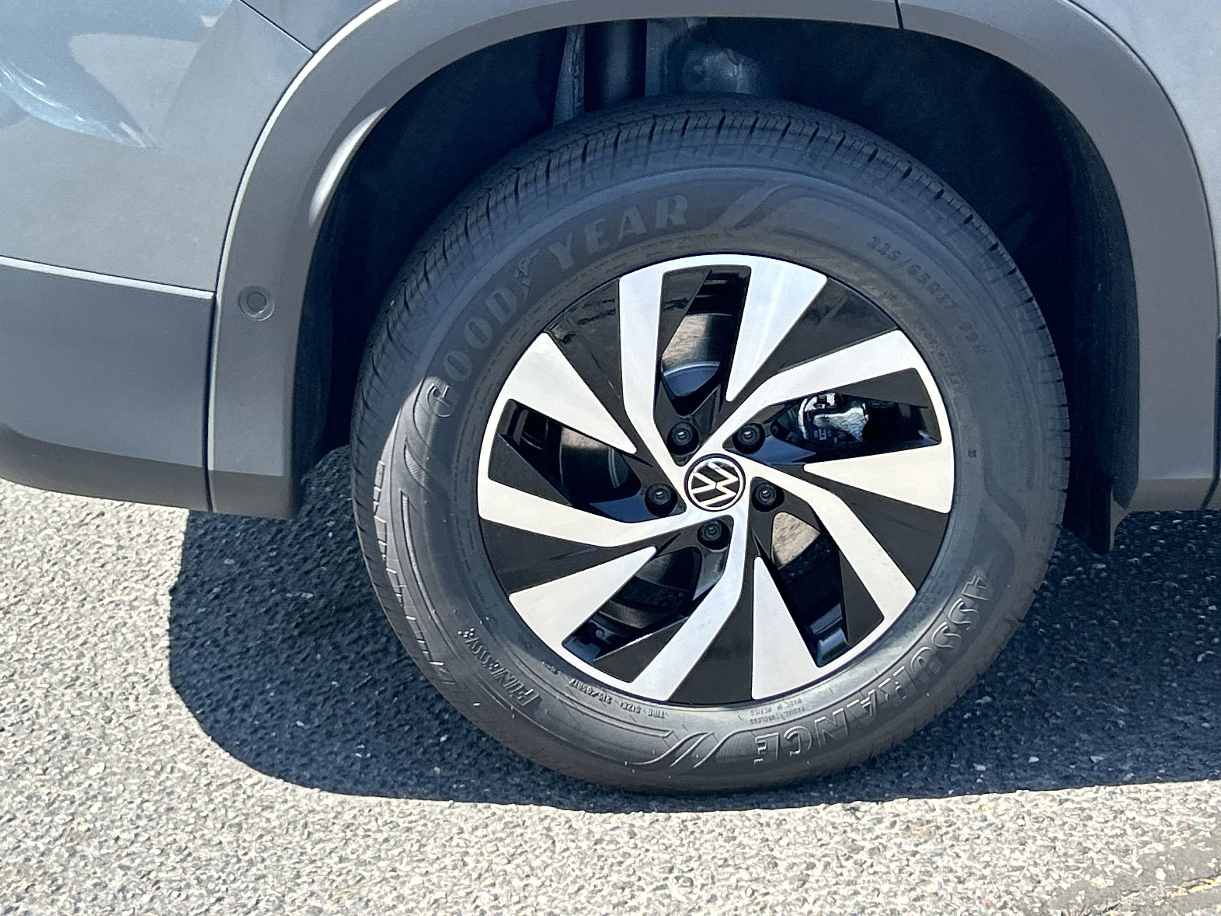 2025 Volkswagen Tiguan S photo 2