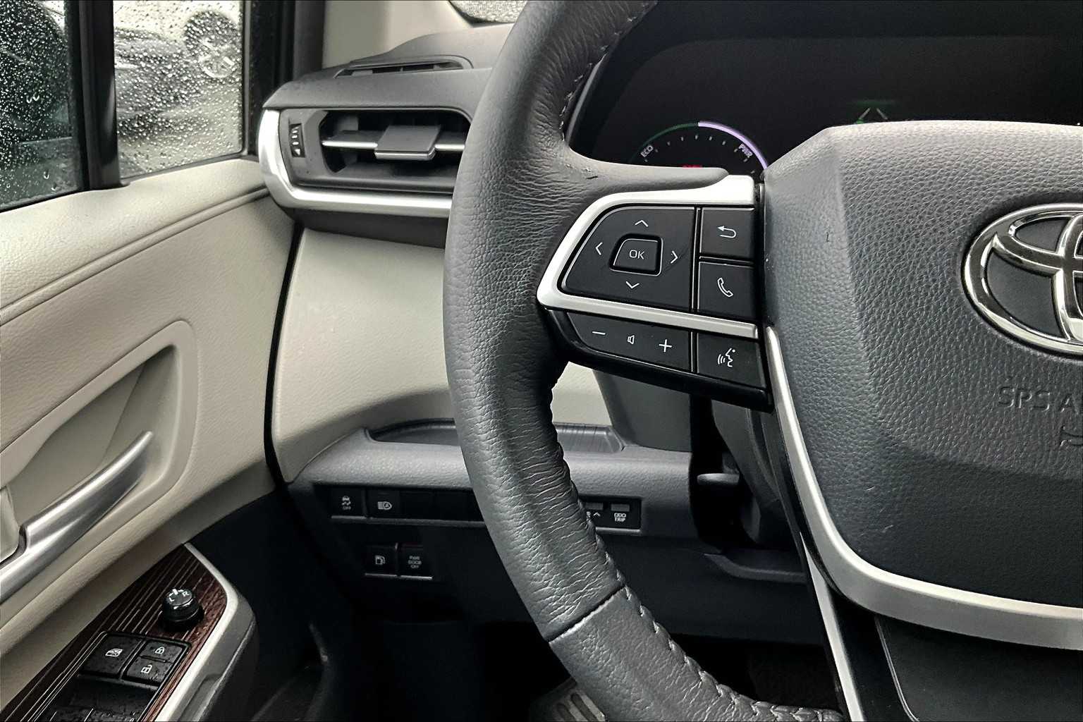 2024 Toyota Sienna XLE photo 23