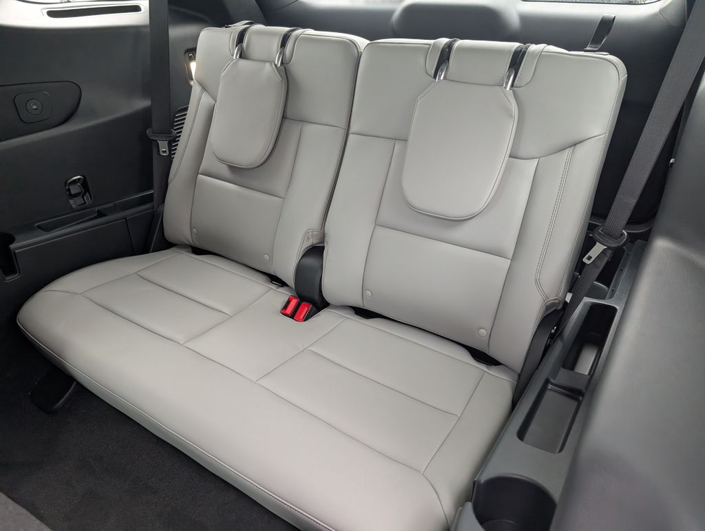 2025 Ford Explorer photo 4