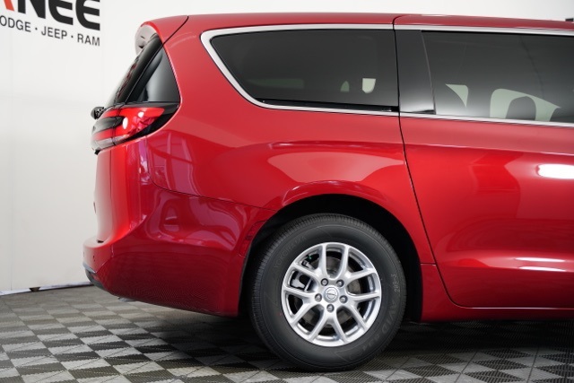 2026 Chrysler Pacifica photo 30