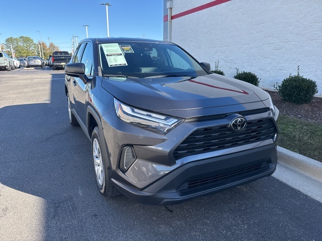 2023 Toyota RAV4 LE's photo