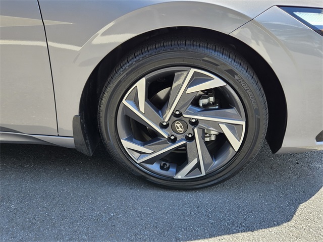 2025 Hyundai Elantra SEL Convenience photo 16