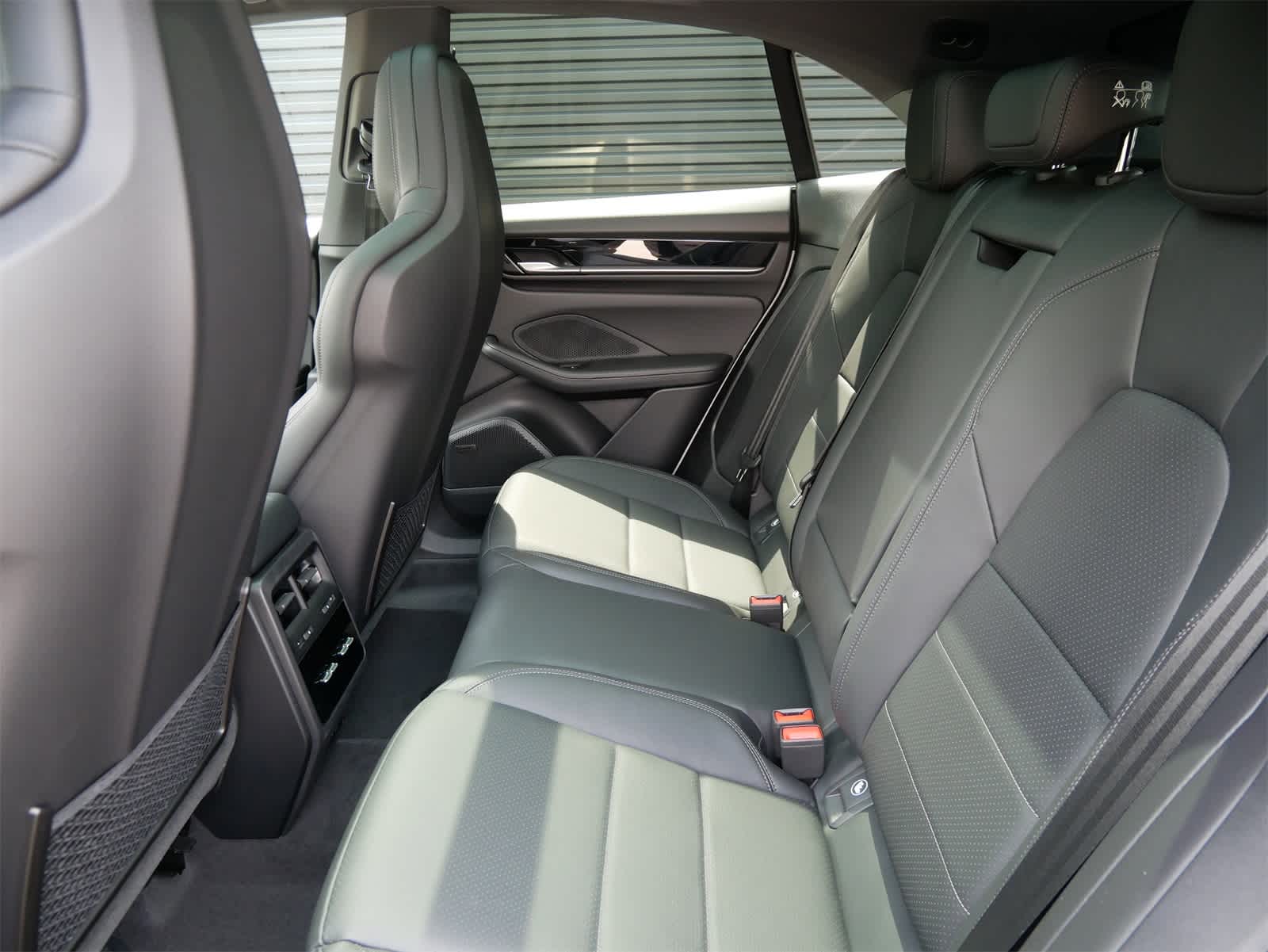 2025 Porsche Macan Electric 4 photo 6
