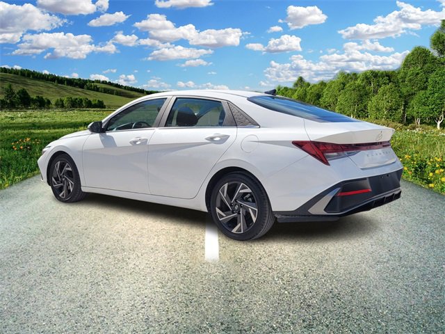 2024 Hyundai Elantra SEL Convenience photo 3