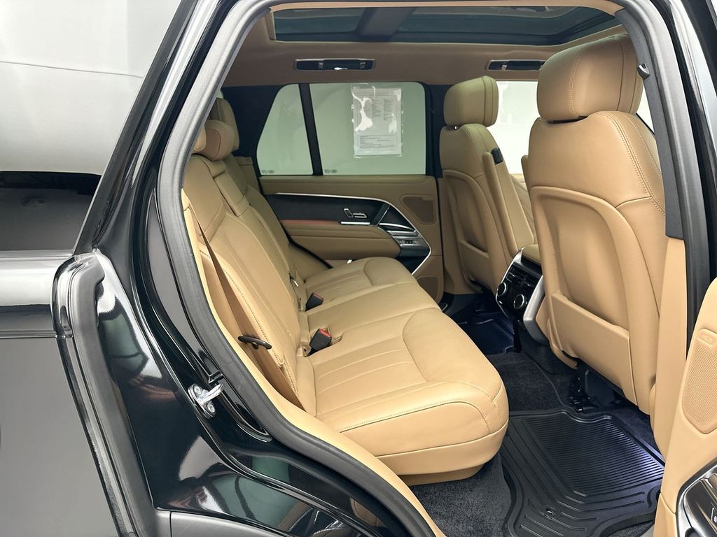 2023 Land Rover Range Rover SE photo 8