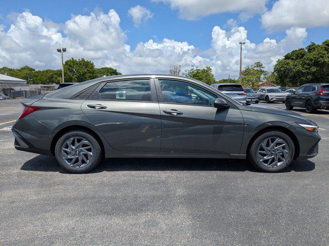 2025 Hyundai Elantra Hybrid photo 3