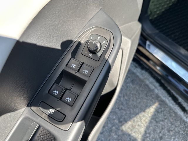 2025 Volkswagen Taos SE photo 13