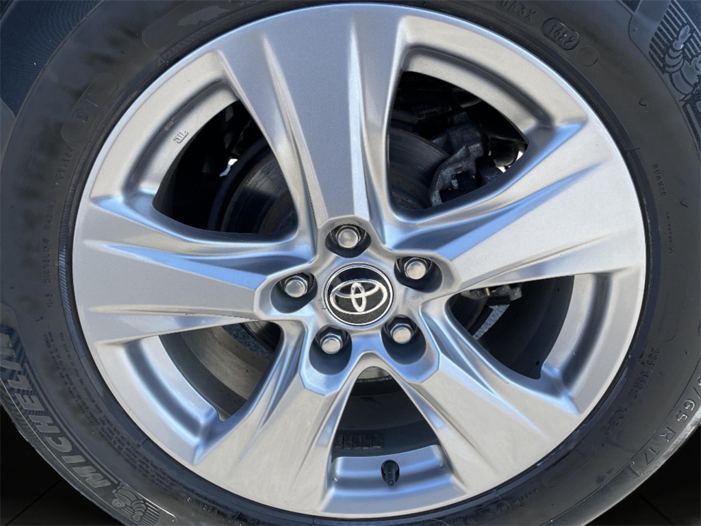 2022 Toyota RAV4 XLE photo 25