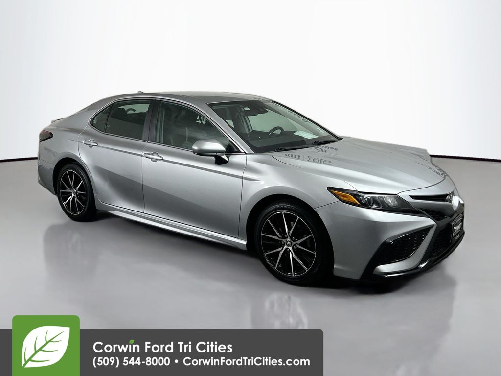 2021 Toyota Camry SE's photo