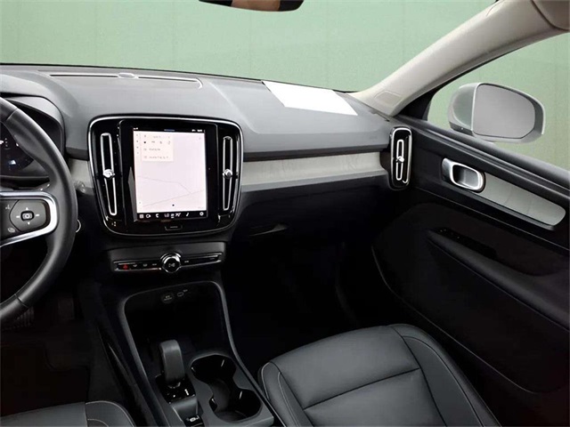 2025 Volvo XC40 Core photo 4