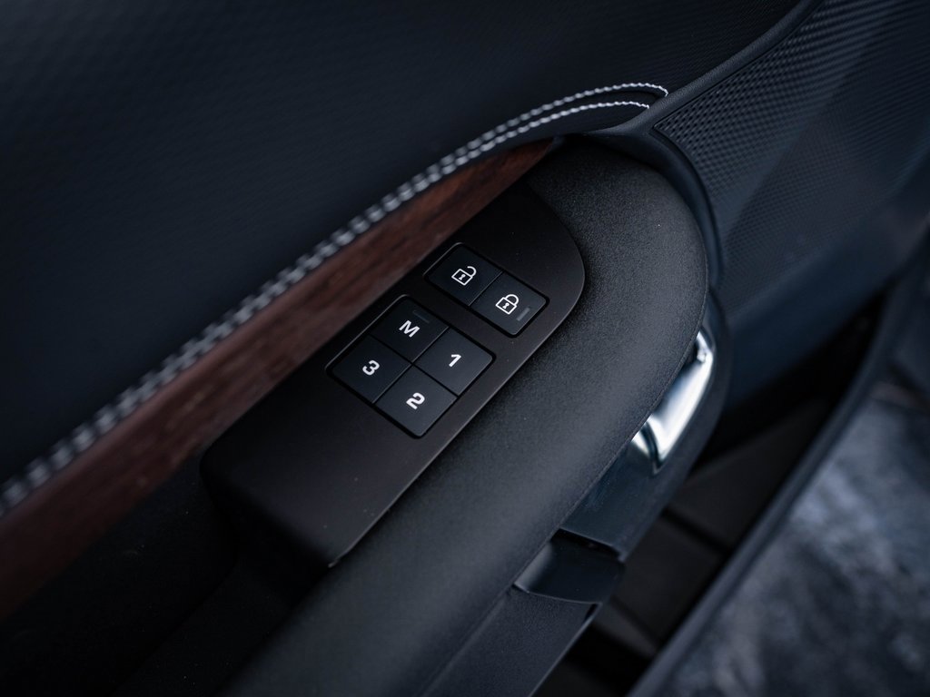 2025 Land Rover Discovery SE photo 17