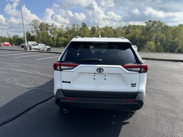 2025 Toyota RAV4 XLE photo 4