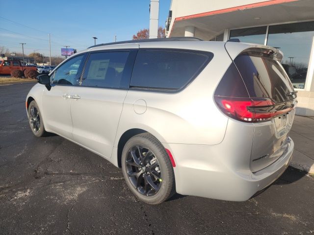 2026 Chrysler Pacifica photo 2