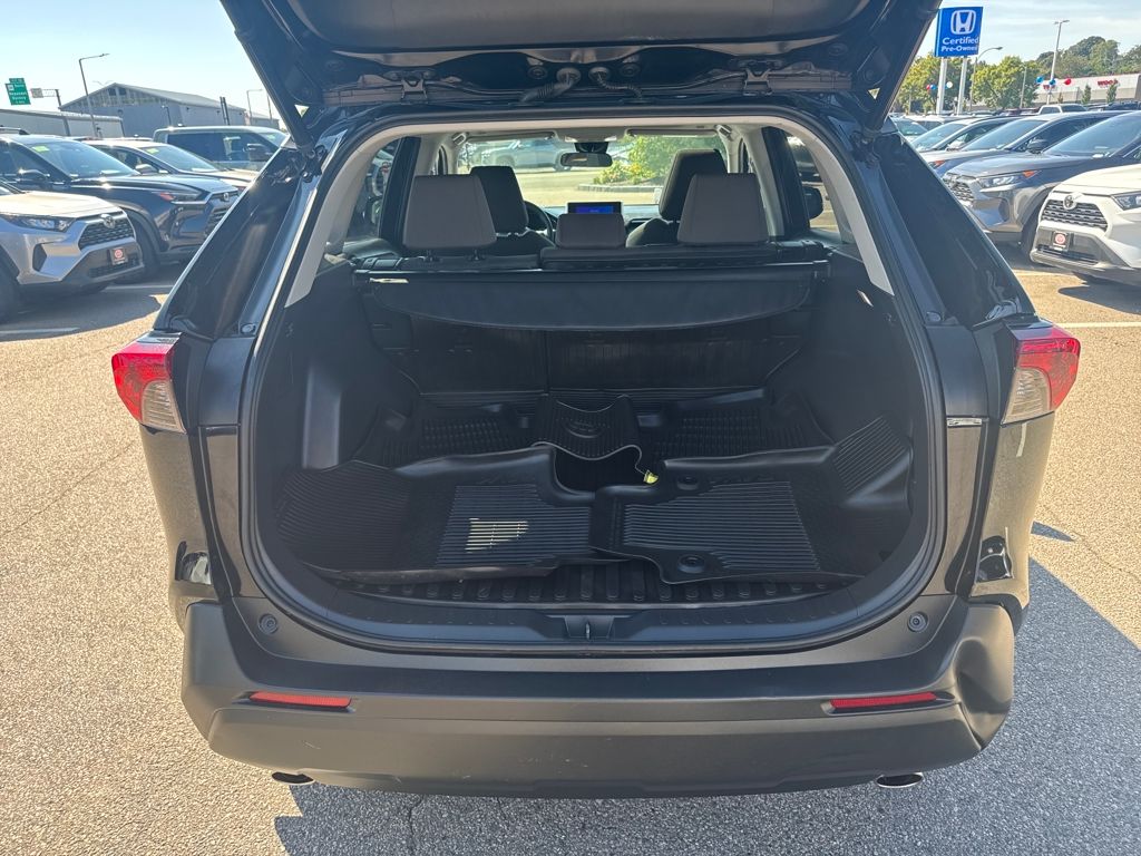 2023 Toyota RAV4 XLE photo 4