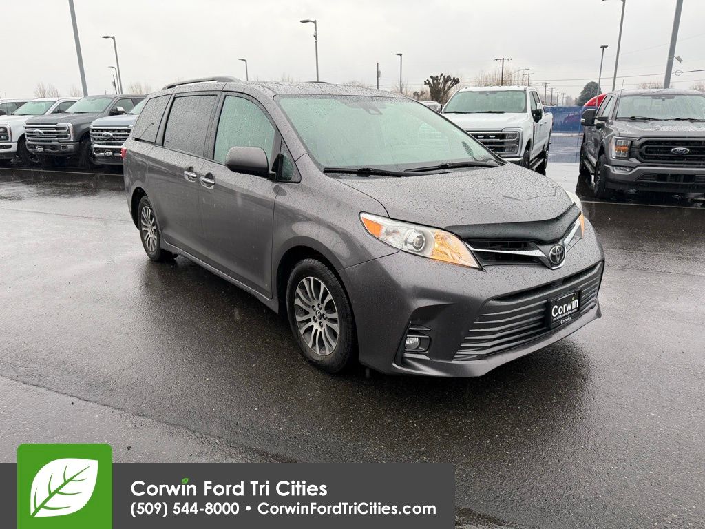 2018 Toyota Sienna XLE's photo