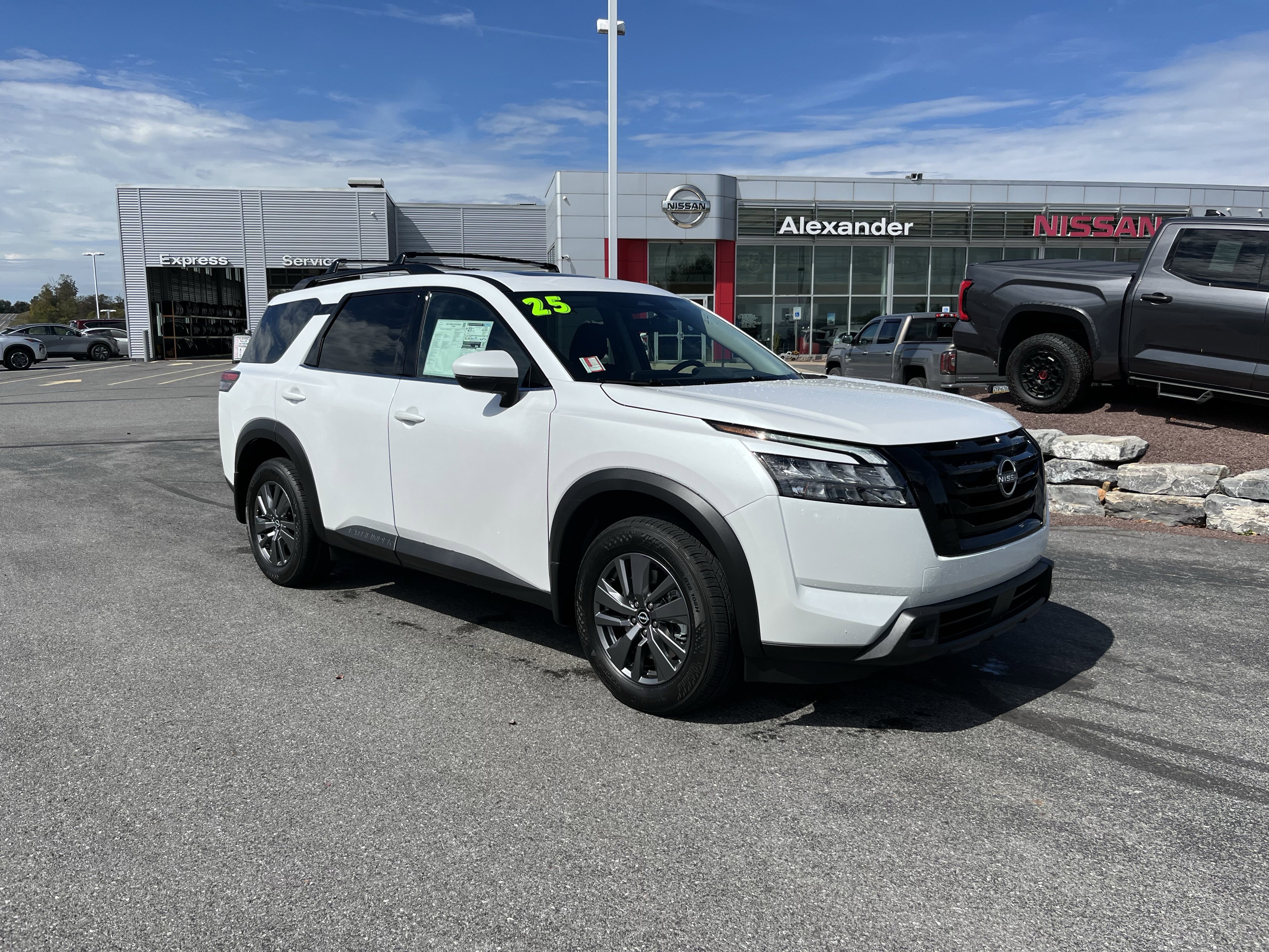 2025 Nissan Pathfinder SV's photo