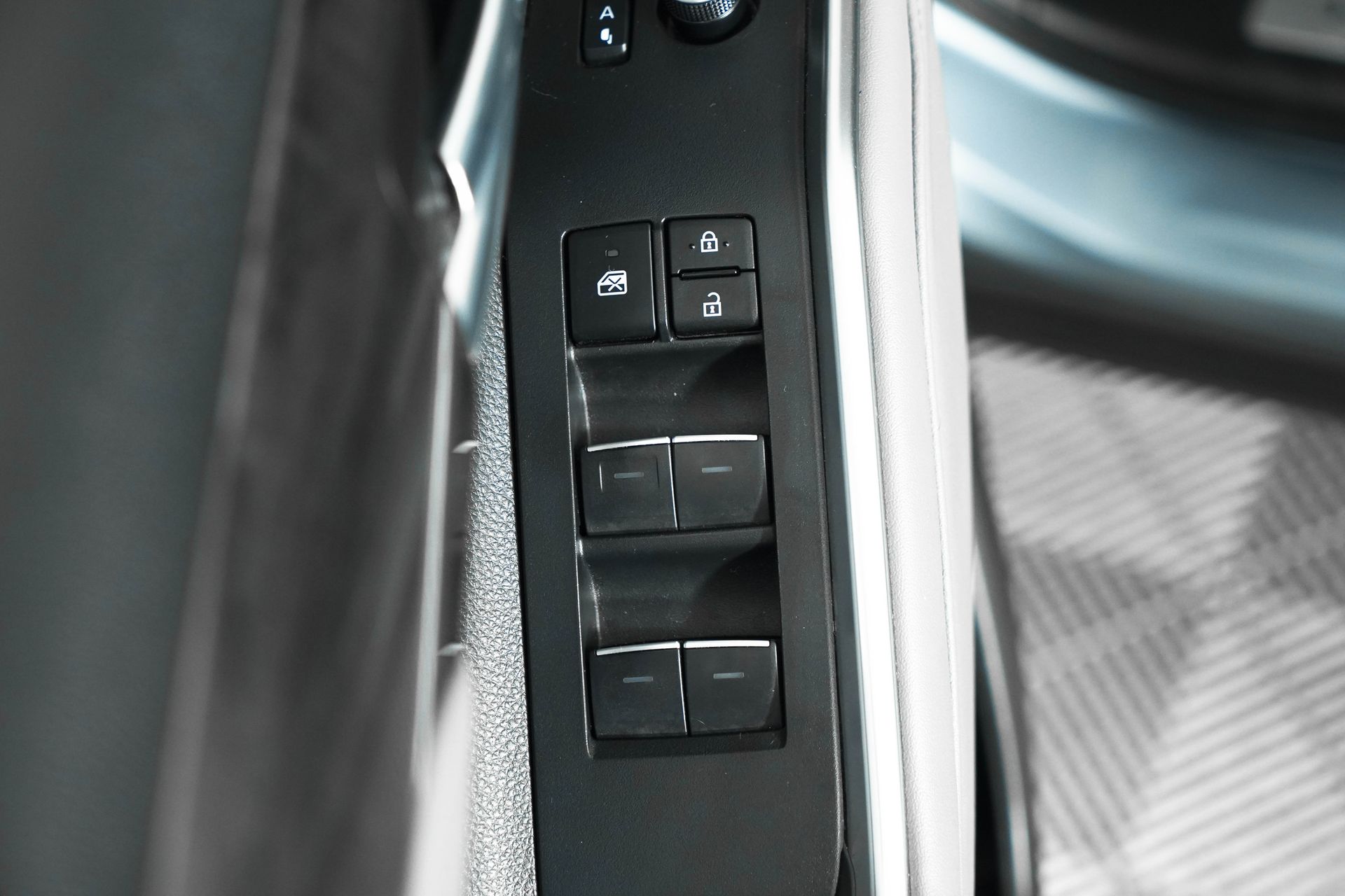 2023 Toyota Highlander L photo 17