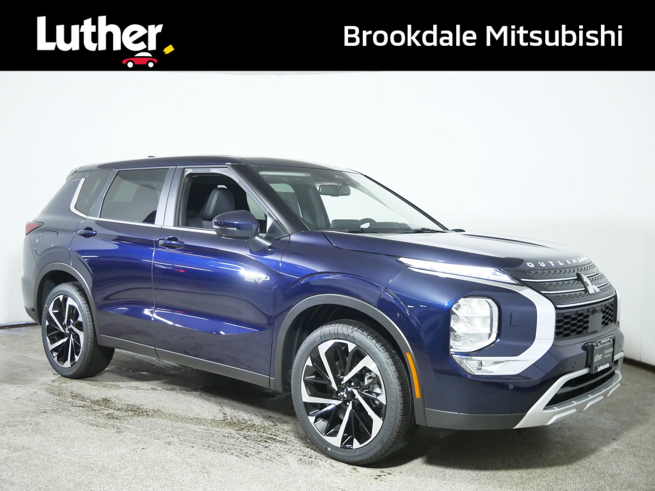 2025 Mitsubishi Outlander Plug-in Hybrid SE's photo