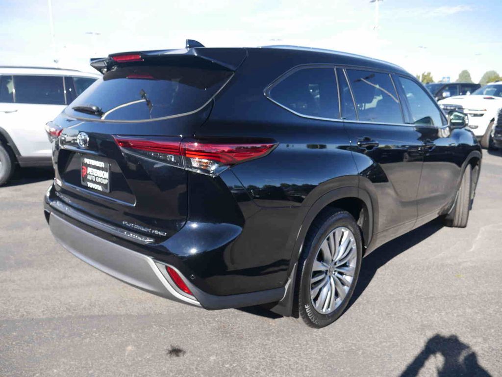 2023 Toyota Highlander LE photo 19
