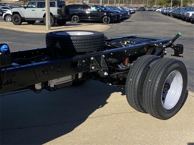 2025 Ford F-550 photo 7