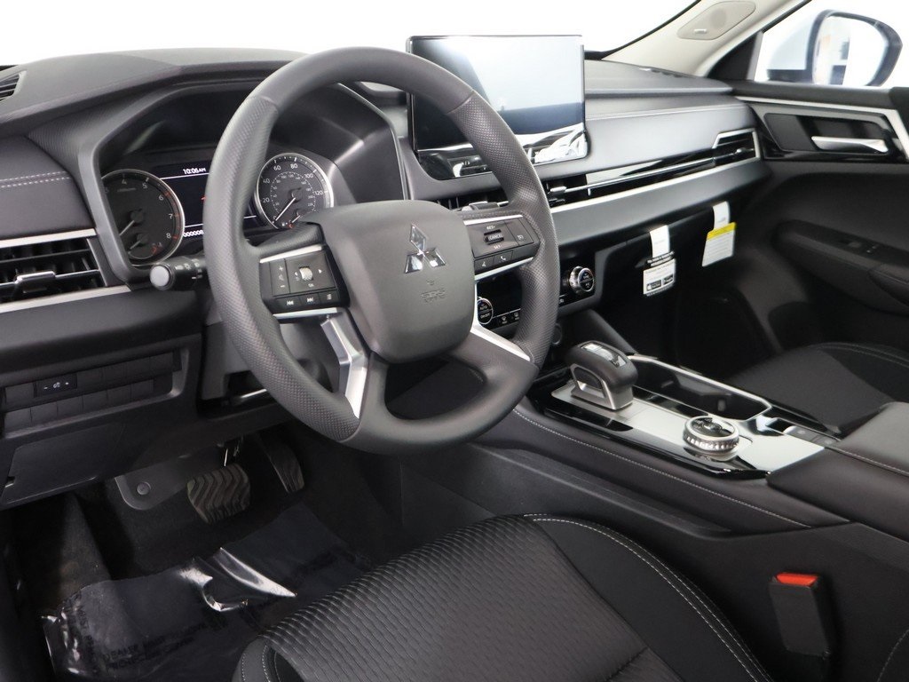 2025 Mitsubishi Outlander ES photo 24