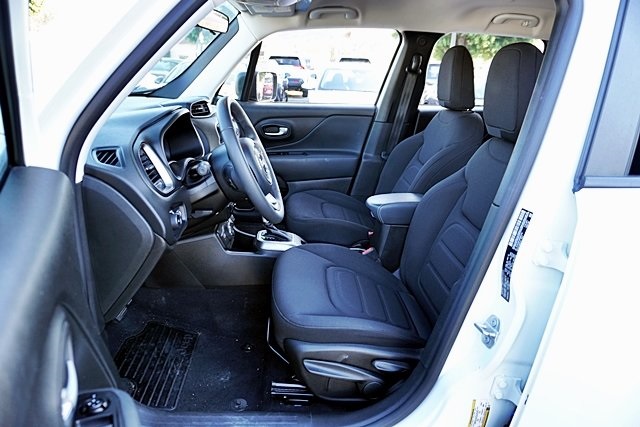 Used 2022 White Jeep Latitude image 14