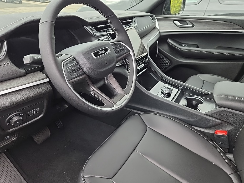 2025 Jeep Grand Cherokee Limited photo 4