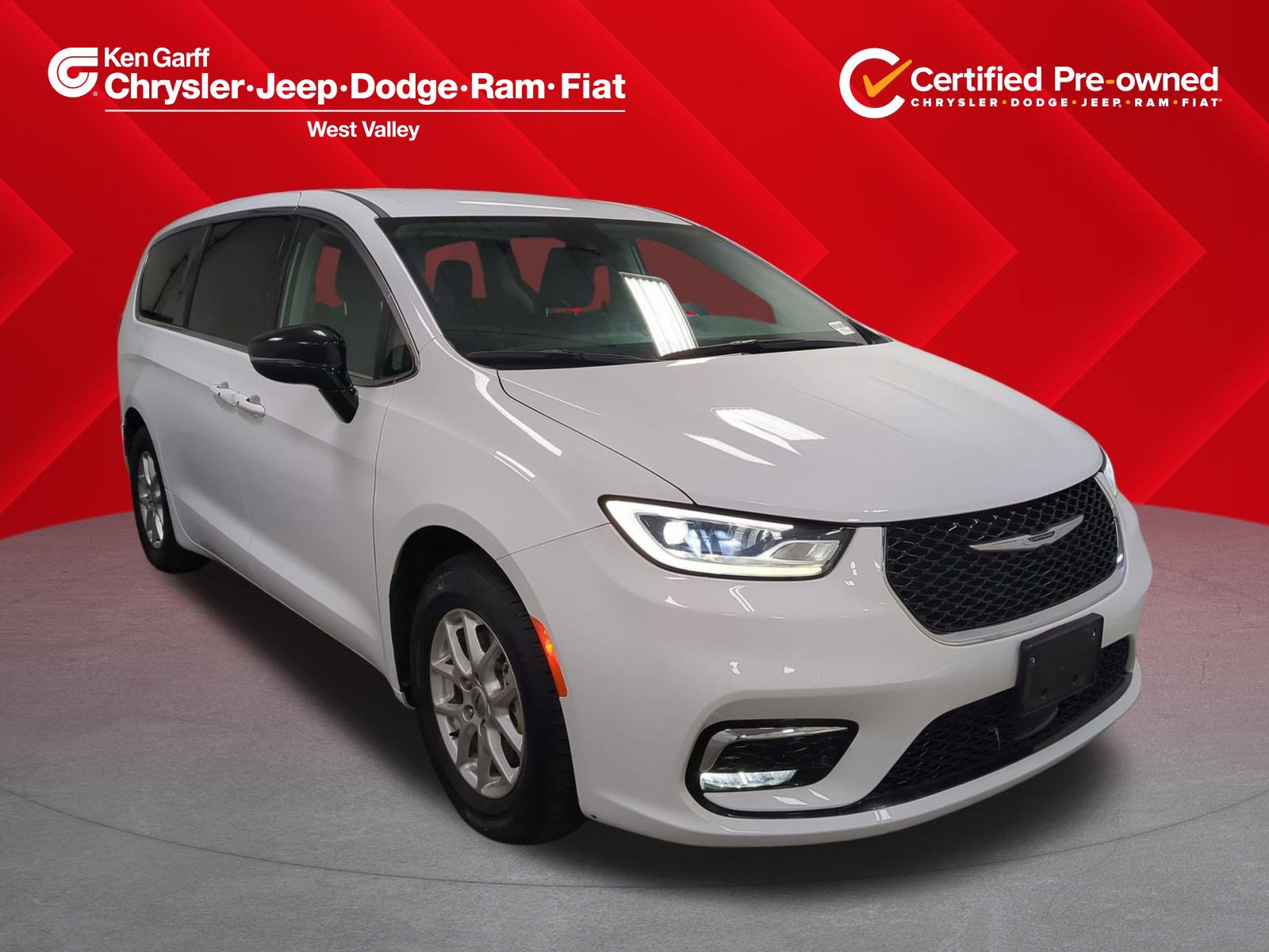 2024 Chrysler Pacifica Touring L's photo