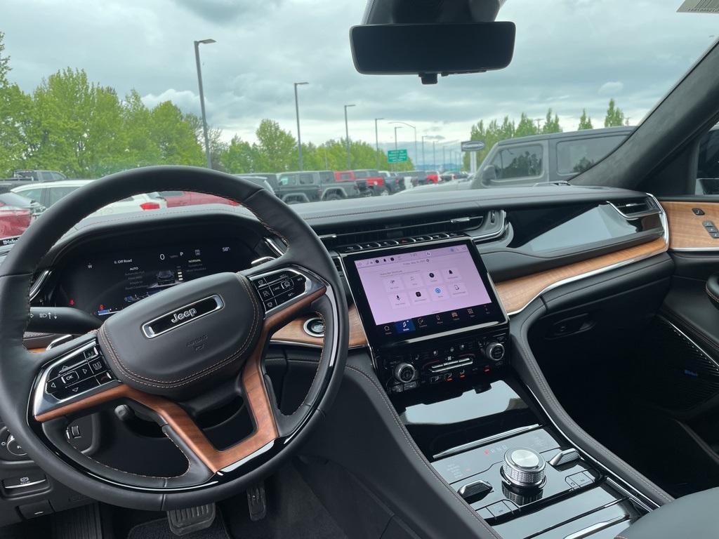 2025 Jeep Grand Cherokee Summit photo 10