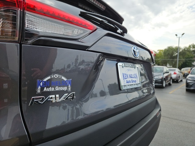 2022 Toyota RAV4 Hybrid XLE photo 6
