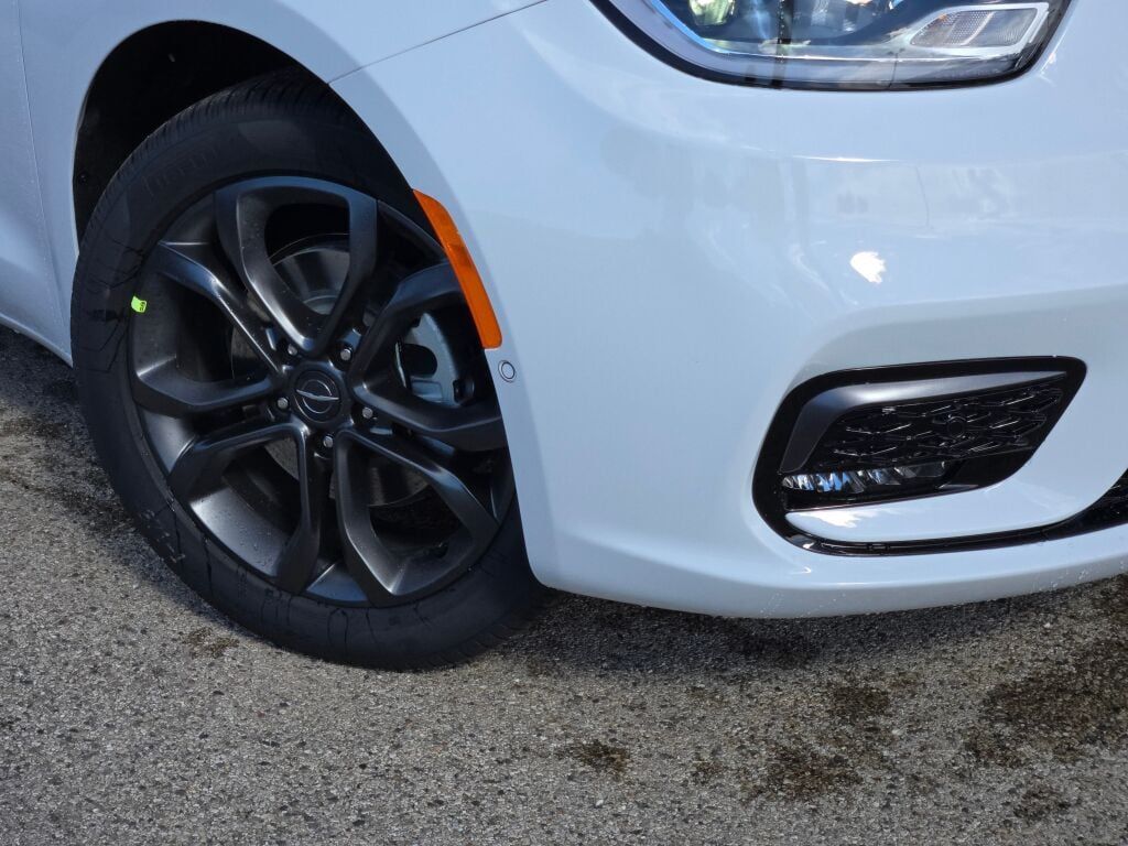 2026 Chrysler Pacifica photo 2