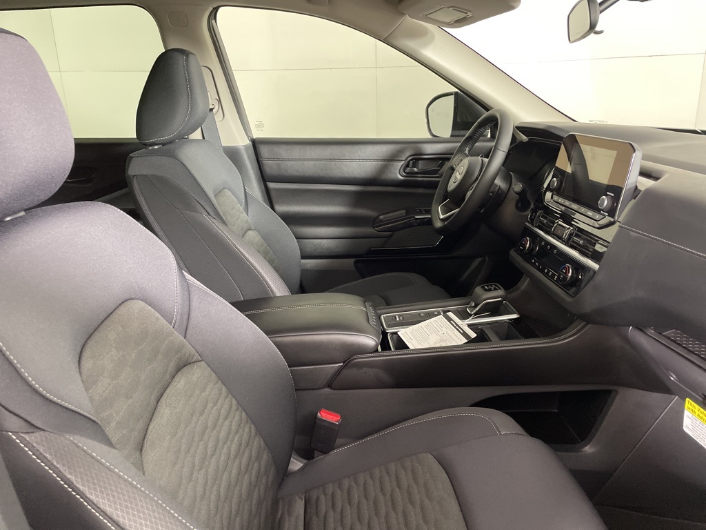 2025 Nissan Pathfinder SV photo 13