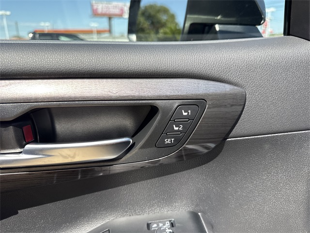 2025 Toyota Highlander Limited photo 11
