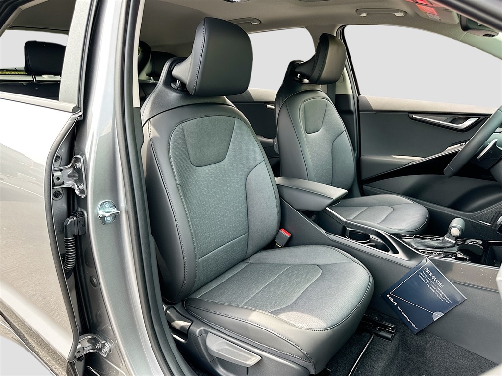 2025 Kia Niro SX Touring photo 24