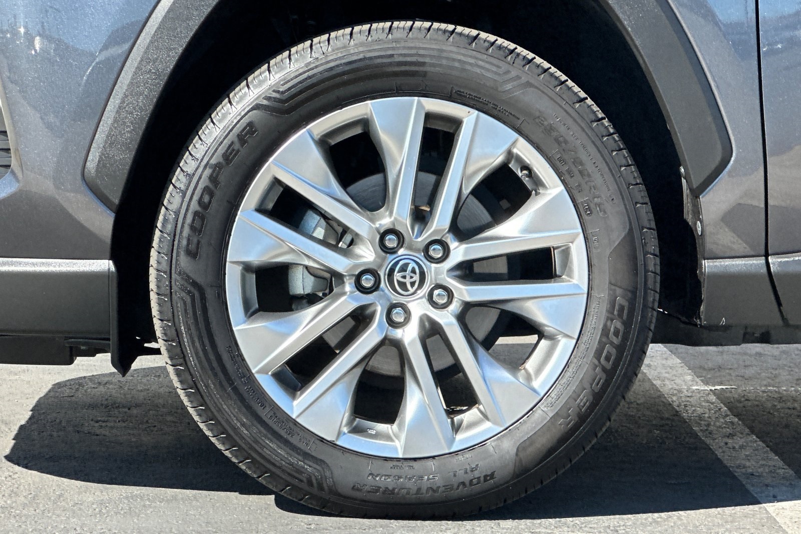 2020 Toyota RAV4 XLE Premium photo 24