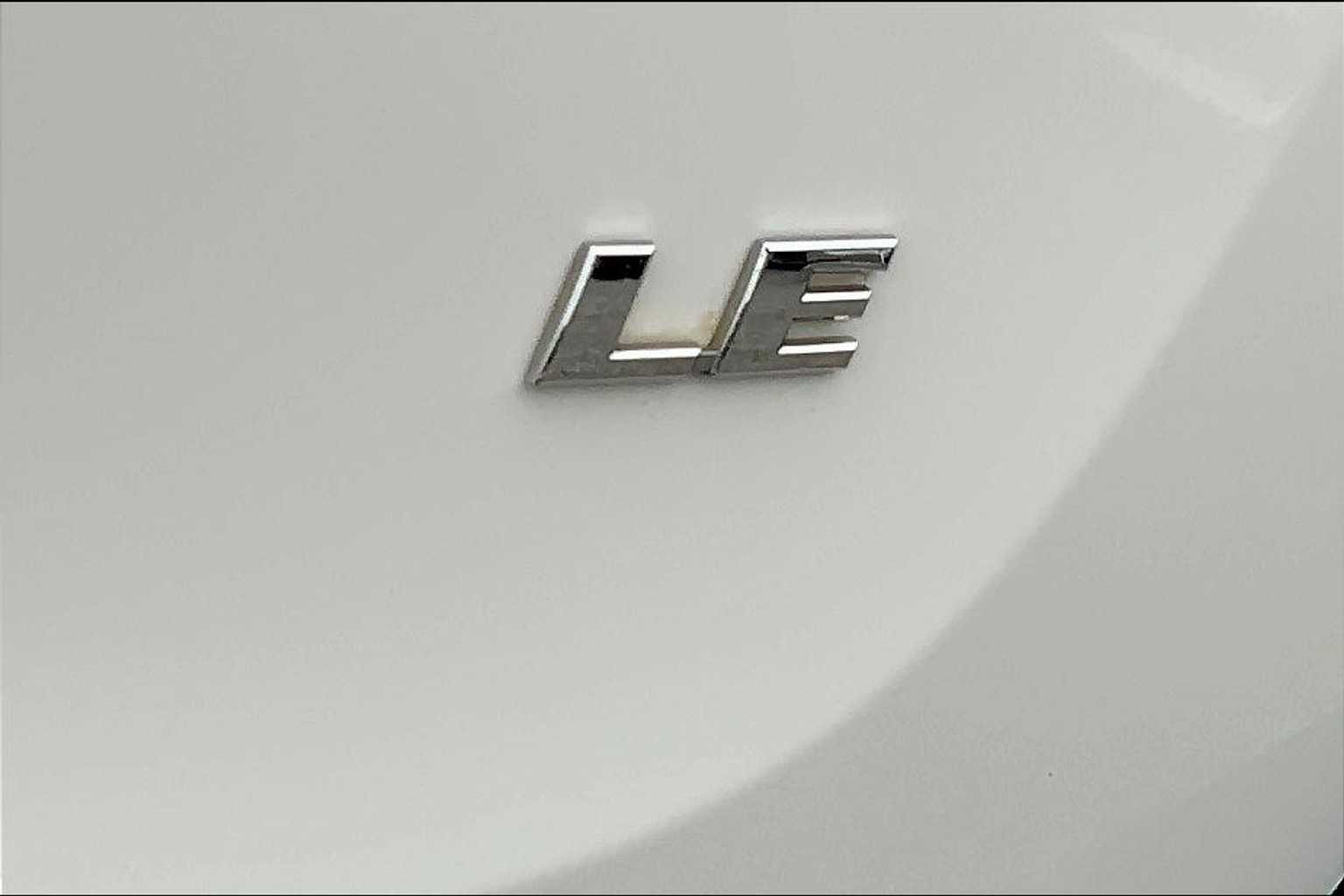 2015 Toyota RAV4 LE photo 9