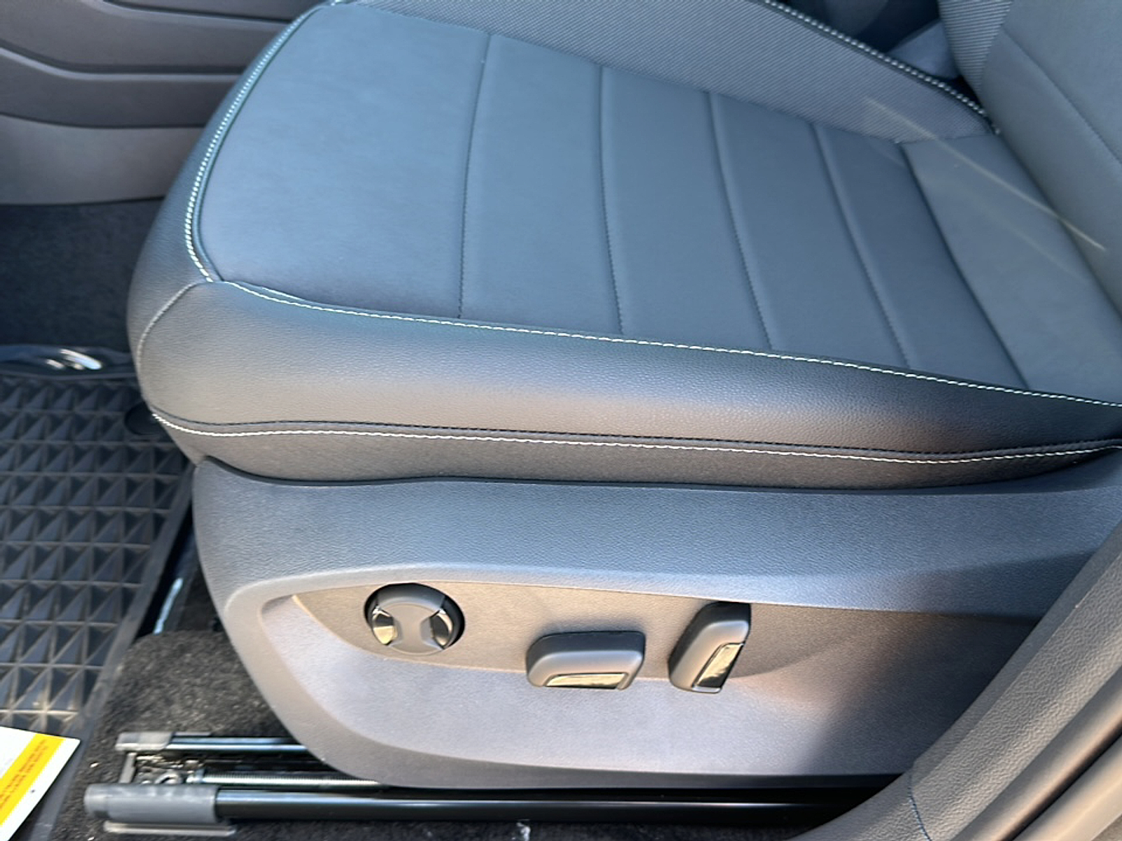 2024 Volkswagen Taos SE photo 4