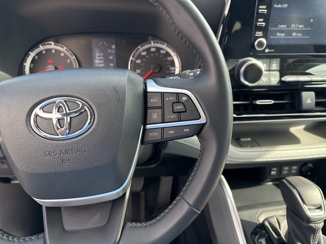2022 Toyota Highlander LE photo 15
