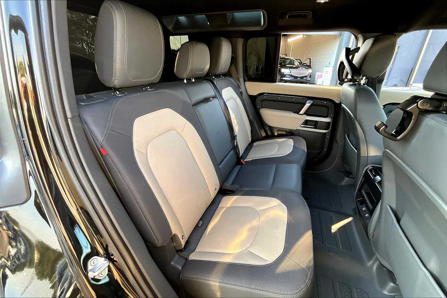 2023 Land Rover Defender X-Dynamic SE photo 36