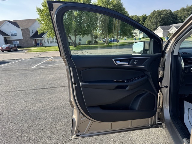 2020 Ford Edge SEL photo 17