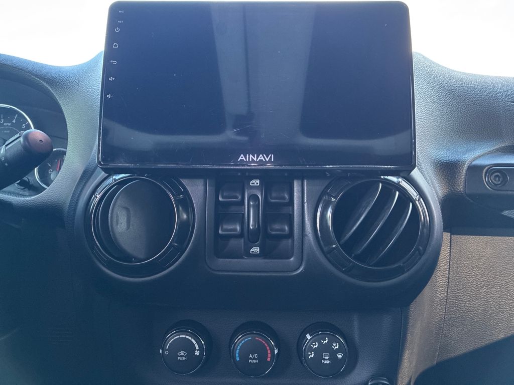 2017 Jeep Wrangler Unlimited Sahara photo 17