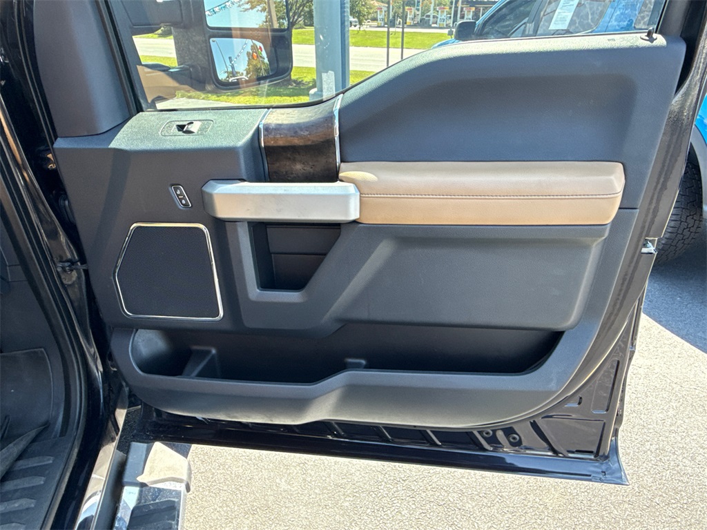2022 Ford F-350 Lariat photo 14