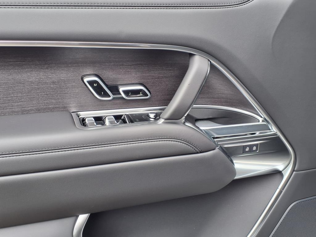 2025 Land Rover Range Rover SE photo 9