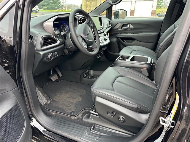 2025 Chrysler Pacifica photo 9