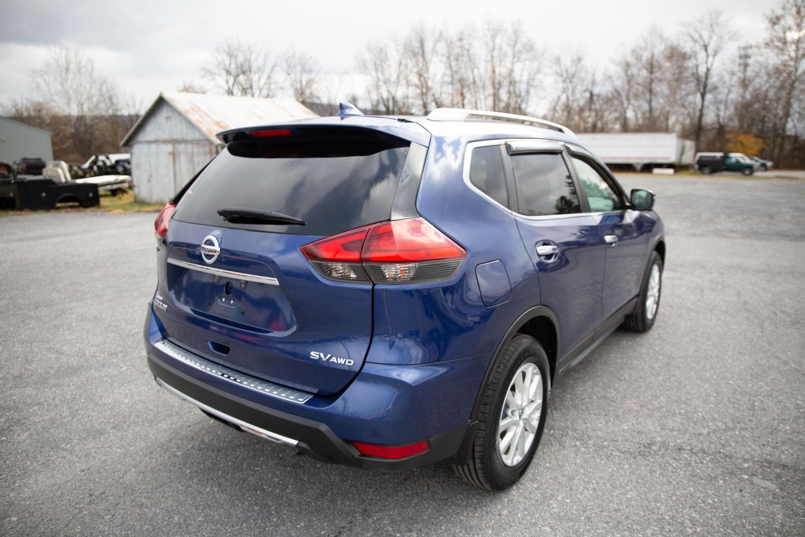 2017 Nissan Rogue SV photo 3